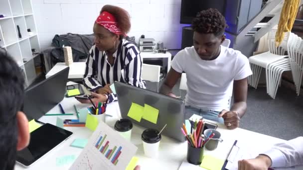 Grupo de afroamericanos discute el crecimiento de los horarios de inversión en el mercado de negocios — Vídeos de Stock