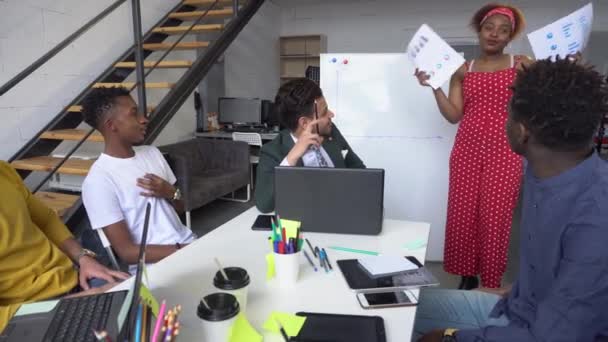 Афроамериканка говорит, что бизнес-проект на офисной флип-карте на встрече в офисе . — стоковое видео