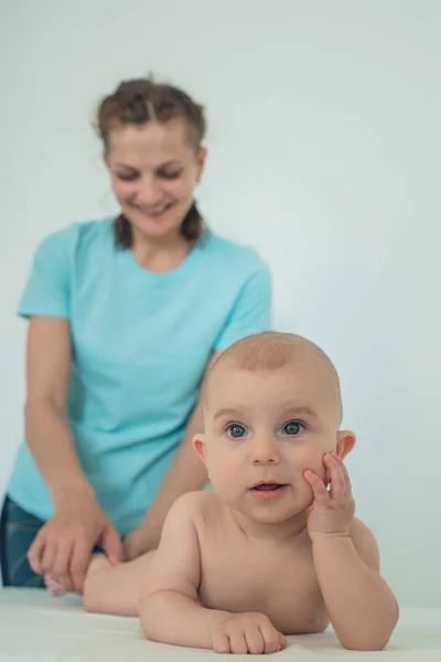 Ritratto di un bambino divertente e di una donna che ride sullo sfondo . — Foto Stock