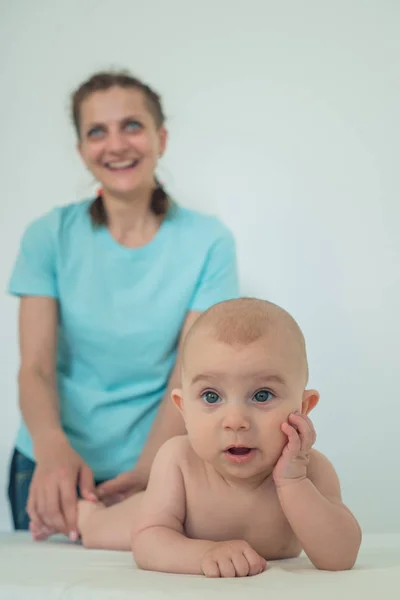 Portret zabawnego dziecka i śmiać się kobieta w tle. — Zdjęcie stockowe