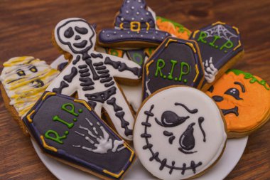 Yakın - hayaletler ve kabak yüzleri ile çerezleri ile dolu bir tabak kadar. Cadılar Bayramı partisi. Hallowmas