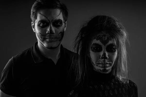 Svart och vitt porträtt av en kille och en tjej med Face art som en zombie för. Halloween. Hallowmas — Stockfoto