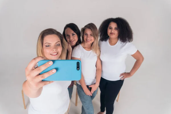 Een groep vrienden neemt een selfie op een smartphone — Stockfoto