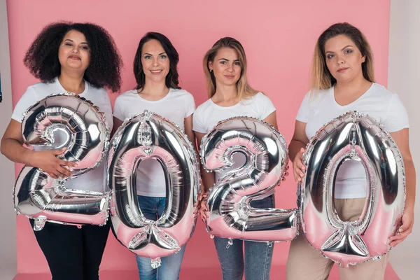 Grupa pięknych młodych dziewcząt organizuje w przyszłym roku balony w formie liczb 2020 — Zdjęcie stockowe