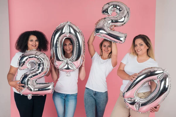 Grupa pięknych młodych dziewcząt organizuje w przyszłym roku balony w formie liczb 2020 — Zdjęcie stockowe