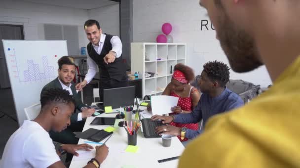 L'entraîneur de l'équipe organise des cours pour améliorer l'efficacité du travail dans l'entreprise. Une équipe d'hommes d'affaires écouter un coach d'affaires 