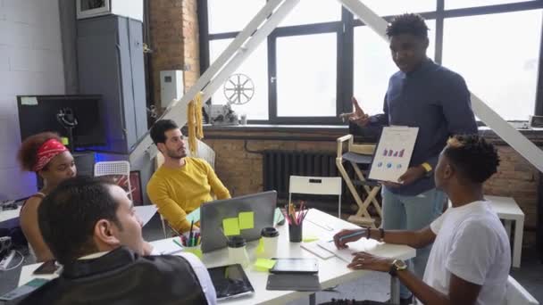 Hacer una lluvia de ideas a un equipo de jóvenes empresarios en la oficina. Debate sobre proyectos de inversión . — Vídeos de Stock