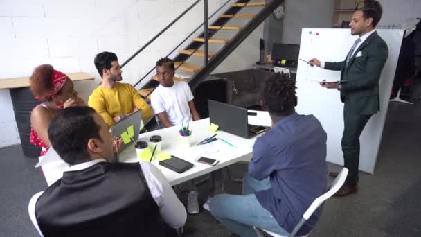 4k Teamwork Brainstorming von Gruppen junger Profis — Stockvideo