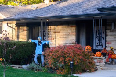 Toronto, ON, Kanada - 12 Ekim 2024: Cadılar Bayramı süslemeleri dışarıda olan eve bakın.