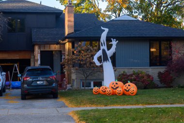 Toronto, ON, Kanada - 12 Ekim 2024: Cadılar Bayramı süslemeleri dışarıda olan eve bakın.