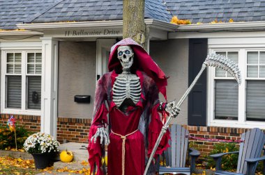 Toronto, ON, Kanada - 12 Ekim 2024: Cadılar Bayramı süslemeleri dışarıda olan eve bakın.