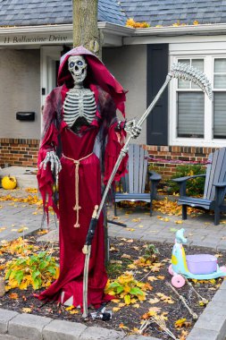 Toronto, ON, Kanada - 12 Ekim 2024: Cadılar Bayramı süslemeleri dışarıda olan eve bakın.