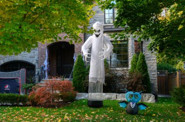 Toronto, ON, Kanada - 12 Ekim 2024: Cadılar Bayramı süslemeleri dışarıda olan eve bakın.