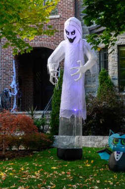 Toronto, ON, Kanada - 12 Ekim 2024: Cadılar Bayramı süslemeleri dışarıda olan eve bakın.