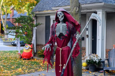 Toronto, ON, Kanada - 12 Ekim 2024: Cadılar Bayramı süslemeleri dışarıda olan eve bakın.