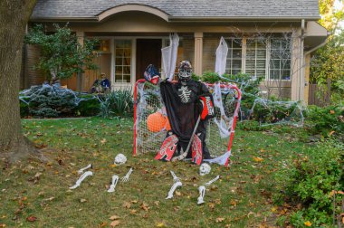 Toronto, ON, Kanada - 12 Ekim 2024: Cadılar Bayramı süslemeleri dışarıda olan eve bakın.