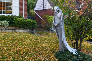 Toronto, ON, Kanada - 12 Ekim 2024: Cadılar Bayramı süslemeleri dışarıda olan eve bakın.