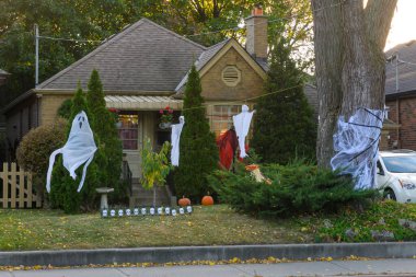 Toronto, ON, Kanada - 12 Ekim 2024: Cadılar Bayramı süslemeleri dışarıda olan eve bakın.
