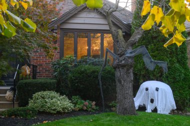 Toronto, ON, Kanada - 12 Ekim 2024: Cadılar Bayramı süslemeleri dışarıda olan eve bakın.