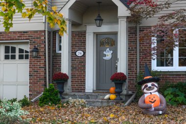 Toronto, ON, Kanada - 12 Ekim 2024: Cadılar Bayramı süslemeleri dışarıda olan eve bakın.