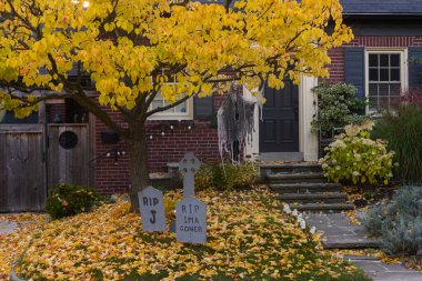 Toronto, ON, Kanada - 12 Ekim 2024: Cadılar Bayramı süslemeleri dışarıda olan eve bakın.