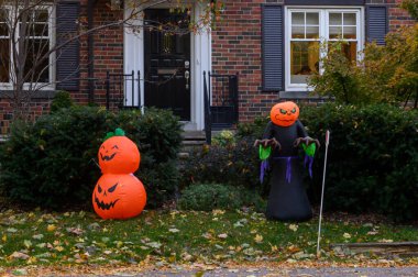 Toronto, ON, Kanada - 12 Ekim 2024: Cadılar Bayramı süslemeleri dışarıda olan eve bakın.