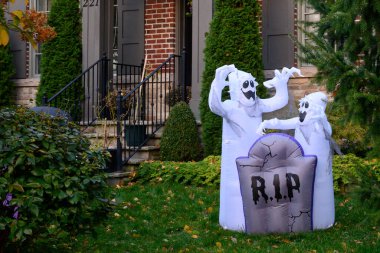 Toronto, ON, Kanada - 12 Ekim 2024: Cadılar Bayramı süslemeleri dışarıda olan eve bakın.