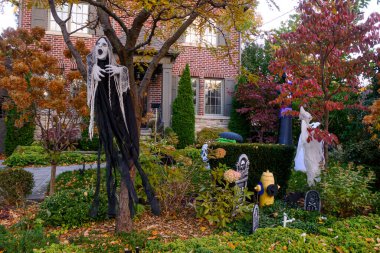 Toronto, ON, Kanada - 12 Ekim 2024: Cadılar Bayramı süslemeleri dışarıda olan eve bakın.