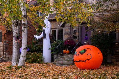 Toronto, ON, Kanada - 12 Ekim 2024: Cadılar Bayramı süslemeleri dışarıda olan eve bakın.