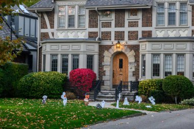 Toronto, ON, Kanada - 12 Ekim 2024: Cadılar Bayramı süslemeleri dışarıda olan eve bakın.