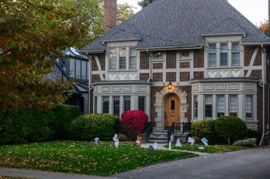 Toronto, ON, Kanada - 12 Ekim 2024: Cadılar Bayramı süslemeleri dışarıda olan eve bakın.