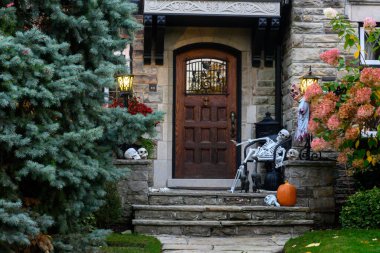 Toronto, ON, Kanada - 12 Ekim 2024: Cadılar Bayramı süslemeleri dışarıda olan eve bakın.