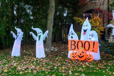 Toronto, ON, Kanada - 12 Ekim 2024: Cadılar Bayramı süslemeleri dışarıda olan eve bakın.