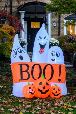 Toronto, ON, Kanada - 12 Ekim 2024: Cadılar Bayramı süslemeleri dışarıda olan eve bakın.