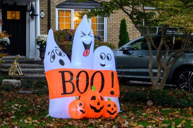 Toronto, ON, Kanada - 12 Ekim 2024: Cadılar Bayramı süslemeleri dışarıda olan eve bakın.