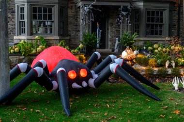 Toronto, ON, Kanada - 12 Ekim 2024: Cadılar Bayramı süslemeleri dışarıda olan eve bakın.