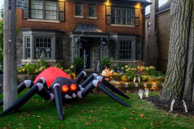 Toronto, ON, Kanada - 12 Ekim 2024: Cadılar Bayramı süslemeleri dışarıda olan eve bakın.