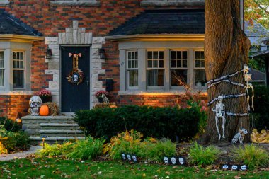 Toronto, ON, Kanada - 12 Ekim 2024: Cadılar Bayramı süslemeleri dışarıda olan eve bakın.