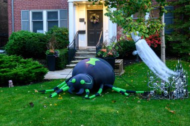 Toronto, ON, Kanada - 12 Ekim 2024: Cadılar Bayramı süslemeleri dışarıda olan eve bakın.