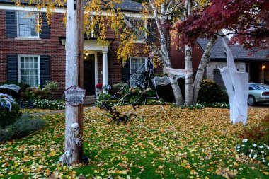 Toronto, ON, Kanada - 12 Ekim 2024: Cadılar Bayramı süslemeleri dışarıda olan eve bakın.
