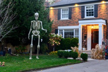 Toronto, ON, Kanada - 12 Ekim 2024: Cadılar Bayramı süslemeleri dışarıda olan eve bakın.