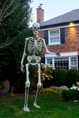 Toronto, ON, Kanada - 12 Ekim 2024: Cadılar Bayramı süslemeleri dışarıda olan eve bakın.