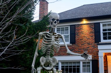 Toronto, ON, Kanada - 12 Ekim 2024: Cadılar Bayramı süslemeleri dışarıda olan eve bakın.