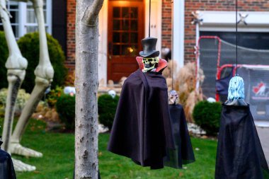 Toronto, ON, Kanada - 12 Ekim 2024: Cadılar Bayramı süslemeleri dışarıda olan eve bakın.