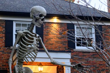 Toronto, ON, Kanada - 12 Ekim 2024: Cadılar Bayramı süslemeleri dışarıda olan eve bakın.