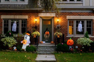 Toronto, ON, Kanada - 12 Ekim 2024: Cadılar Bayramı süslemeleri dışarıda olan eve bakın.