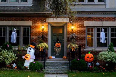Toronto, ON, Kanada - 12 Ekim 2024: Cadılar Bayramı süslemeleri dışarıda olan eve bakın.