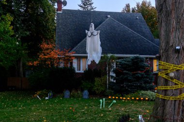 Toronto, ON, Kanada - 12 Ekim 2024: Cadılar Bayramı süslemeleri dışarıda olan eve bakın.