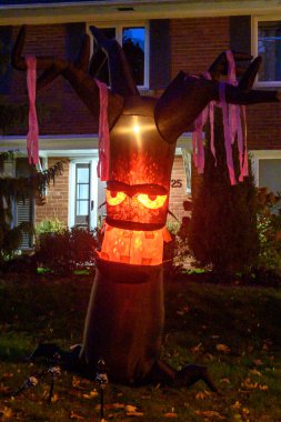 Toronto, ON, Kanada - 12 Ekim 2024: Cadılar Bayramı süslemeleri dışarıda olan eve bakın.