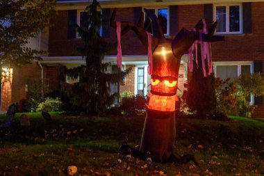 Toronto, ON, Kanada - 12 Ekim 2024: Cadılar Bayramı süslemeleri dışarıda olan eve bakın.